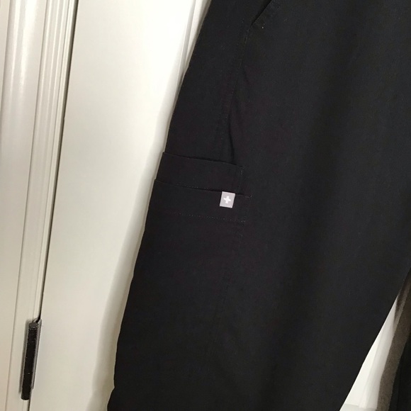 Figs Axim Cargo Scrub Pants in Black Size XLarge. - Picture 6 of 12
